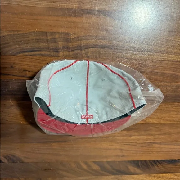 Supreme Piping Script Logo New Era Grey！ Supreme Piping Script Logo New Era (SS25) - $54